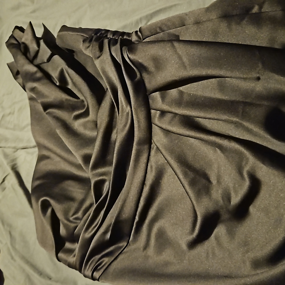 Black formal/cocktail/bridesmaid dress EUC. One shoulder